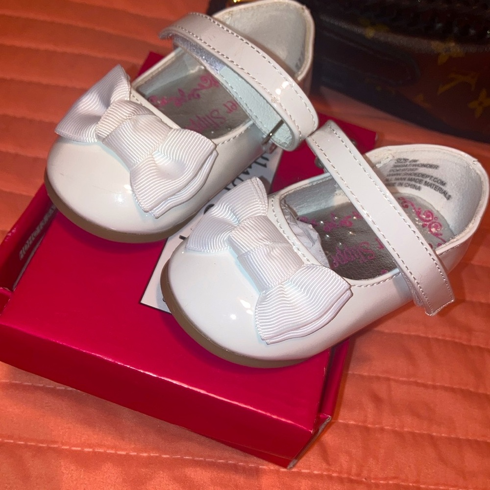 Silver Slipper brand white dressy Baby Shoes. New in box size 2
